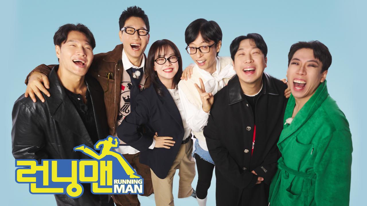 Running Man 节目合照,成员们笑着站在一起